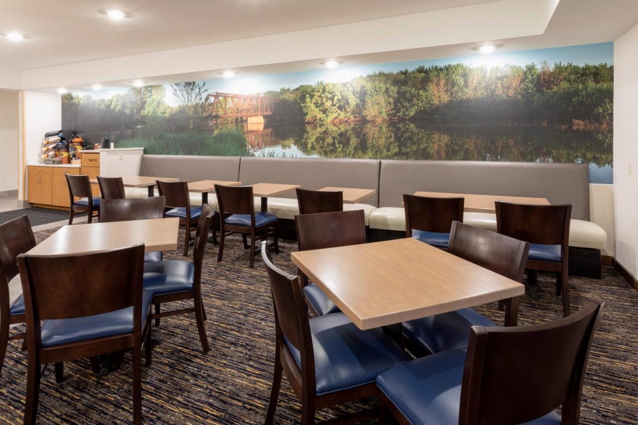 Grandstay Hotel & Suites Rock Valley Экстерьер фото