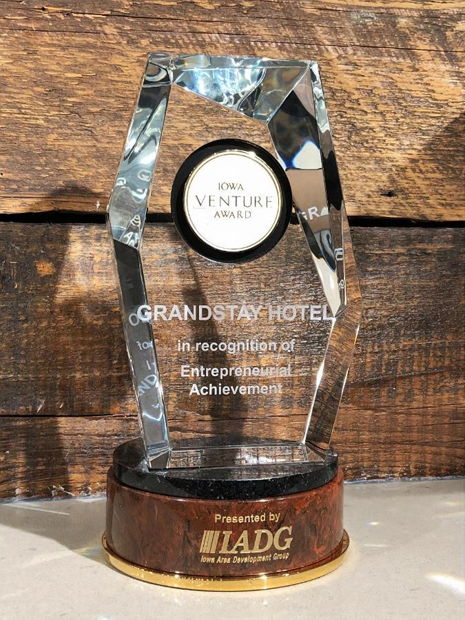 Grandstay Hotel & Suites Rock Valley Экстерьер фото